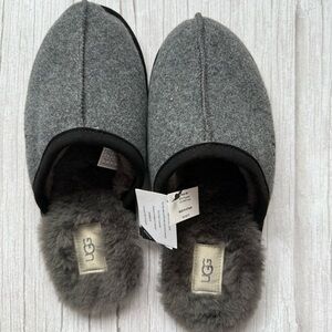 Scuff Slipper (Men)
UGG®